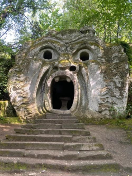 Antica scultura in pietra con volto scolpito all'ingresso vicino al bed and breakfast Domum Vaticani a Roma, Italia