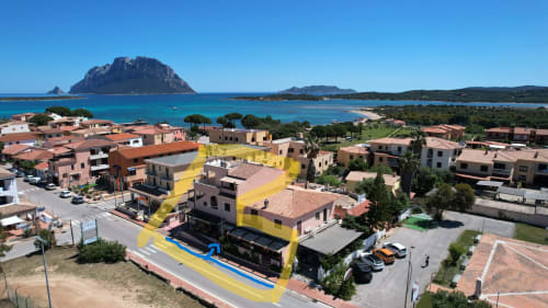 Vista aerea di La Locanda Guesthouse a Porto San Paolo, Sardegna con baia turchese e Isola della Tavolara