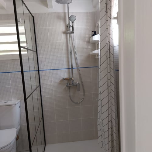 Douche à l'italienne moderne avec pluie de tête et douchette à main - Bungalow Célyote, Les Saintes
