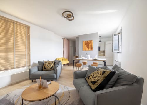Séjour moderne avec mobilier gris, table en bois et cuisine à Épernay