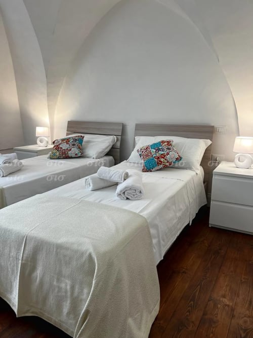 Camera doppia a Villa degli Angeli, Puglia Estate, Nardò, con biancheria bianca, cuscini colorati e soffitto ad arco