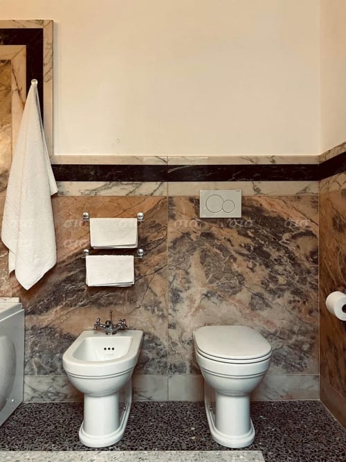 Bagno moderno della villa Puglia Estate con doppi sanitari, rivestimenti in marmo e bidet e wc in porcellana bianca