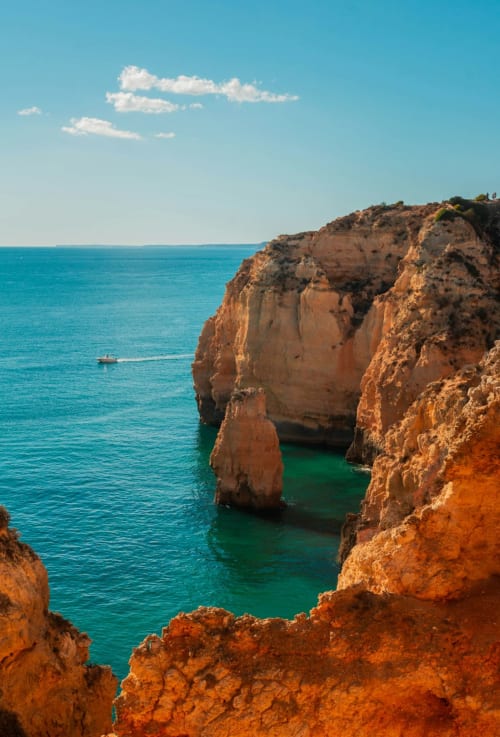 Penhascos dourados e águas turquesas perto de Tavira, paisagem costeira portuguesa