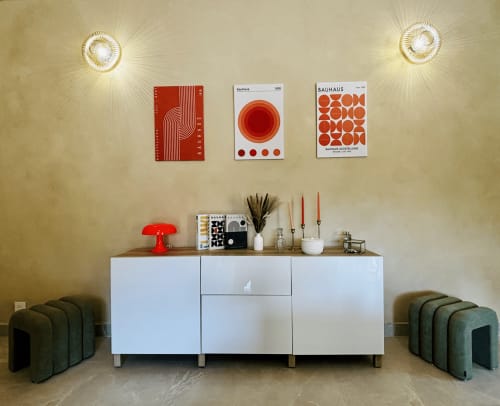 Entrée élégante de villa moderne avec buffet blanc, lampe rouge, art géométrique et décoration contemporaine
