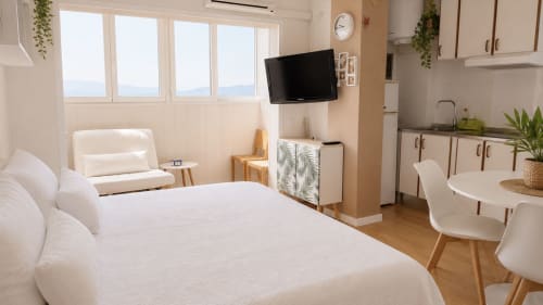 Moderno estudio en Holidays Costa Brava con cama, TV, cocineta y vistas panorámicas a la ciudad en Empuriabrava