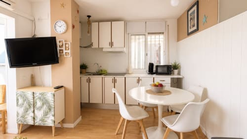 Moderno apartamento estudio en Holidays Costa Brava con cocina equipada, comedor, TV y vistas panorámicas a la ciudad