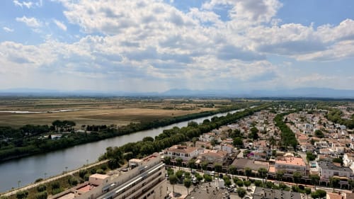 Vista del río Empuriabrava desde el apartamento Holidays Miami Muga Sky, España