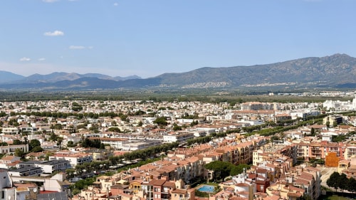 Vista panorámica de Empuriabrava desde el hotel Holidays Costa Brava: montañas, apartamentos y paisaje costero