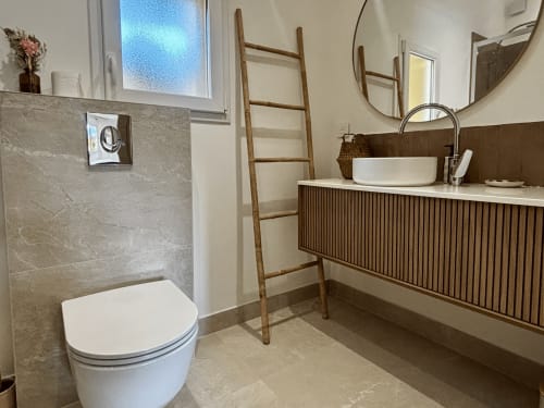 Salle de bain moderne de la villa Casa Loc Conciergerie à Calenzana avec toilettes blanches, lavabo vasque, échelle en bois et carrelage