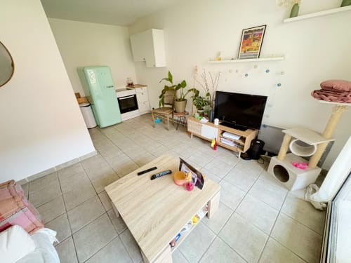 Studio à Aix-en-Provence avec kitchenette, séjour, TV, plantes et mobilier moderne