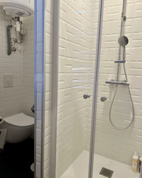 Salle de douche moderne avec pommeau de douche pluie et barre d'appui dans l'appartement Kipling House, Saint Beauzire