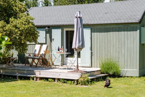 Terrasse du Cabanon avec transats, parasol et jardin aux Locations Montjoïa Provence, Le Thor