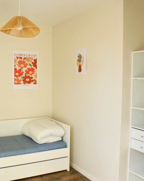 Chambre épurée à Kipling House avec lit blanc, luminaire suspendu tissé et mur galerie à Saint Beauzire