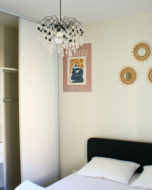 Chambre moderne à Kipling House avec tête de lit noire, lustre suspendu et décoration murale contemporaine