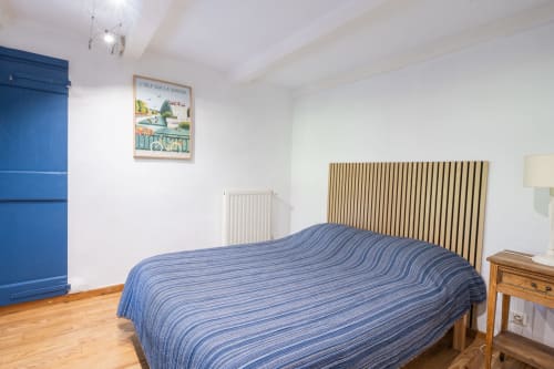 Chambre bleue au Gîte bleu de Locations Montjoïa Provence au Thor, avec literie rayée et mobilier en bois
