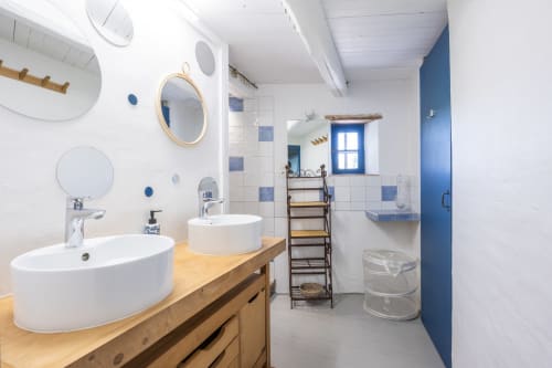Salle de bain moderne du gîte Le Gîte bleu au Thor, Provence avec double vasque, touches bleues et meuble en bois naturel