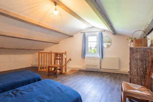 Chambre bleue du gîte Le Gîte bleu à Locations Montjoïa Provence, Le Thor, avec poutres en bois et vue sur le jardin
