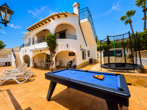 Villa Casa Jonur en Moraira con mesa de billar, cama elástica y terraza privada con vistas a la arquitectura mediterránea