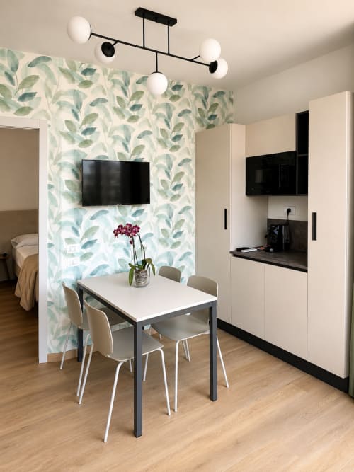 Cucina-soggiorno moderno della Residenza Sant'Antonio con carta da parati decorata e televisore a schermo piatto