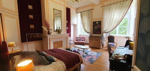 Chambre Supérieure Élégante du Manoir de Saint-Ouen avec lit king-size, cheminée, vue sur jardin et salon spacieux