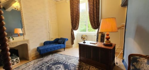 Suite élégante 2 chambres au Manoir de Saint-Ouen avec méridienne bleue, cheminée et vue sur le jardin
