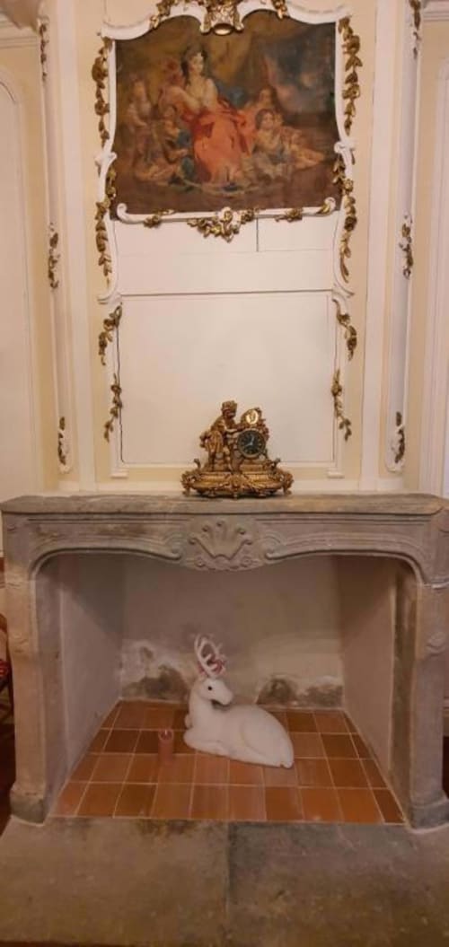 Élégante cheminée avec statue de cerf blanc dans une Suite du Manoir de Saint-Ouen, Sideville
