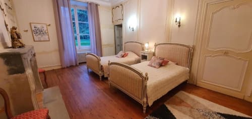 Deux lits jumeaux dans une Suite élégante du Manoir de Saint-Ouen, Sideville avec vue sur le jardin et parquet