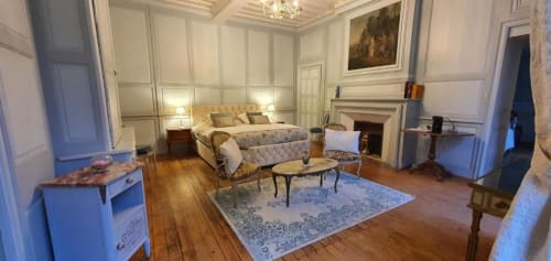 Suite élégante du Manoir de Saint-Ouen avec cheminée, parquets, lit queen et vue sur le jardin à Sideville