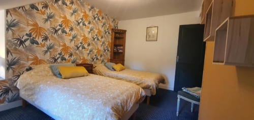 Suite 2 chambres au Manoir de Saint-Ouen avec lits jumeaux, tête de lit fleurie et vue sur le jardin à Sideville