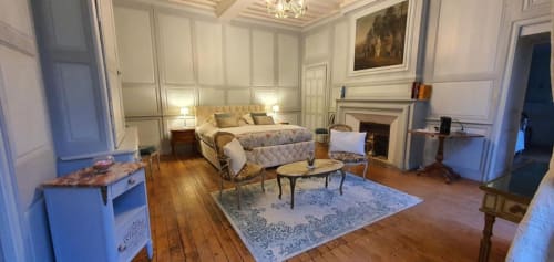 Chambre élégante du Manoir de Saint-Ouen avec foyer, lit à baldaquin et décor classique français