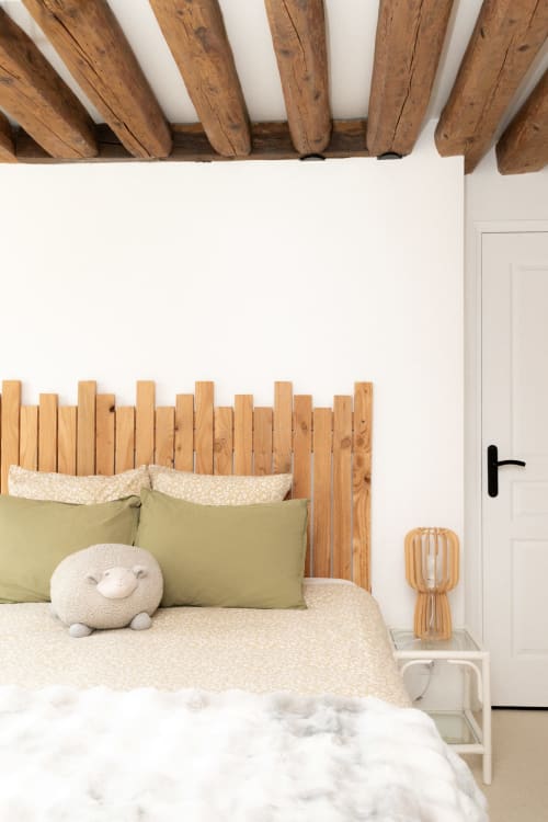 Chambre rustique aux poutres et tête de lit en bois aux Lodges de la Ferme de la Chaise, Saint-Antonin-de-Sommaire