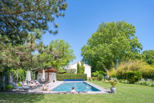 Piscine de luxe aux Locations Montjoïa Provence B&B au Thor, France avec transats et villa méditerranéenne