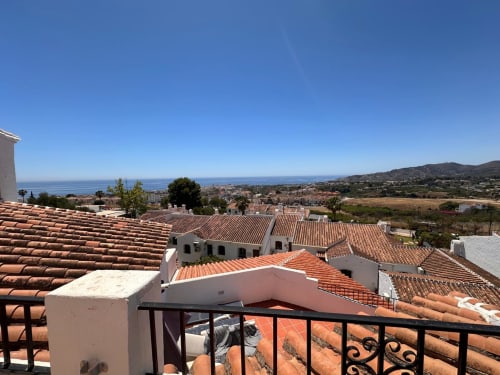 Terraza en azotea de apartamento en Nerja con vistas al mar Mediterráneo y techos de tejas españolas tradicionales