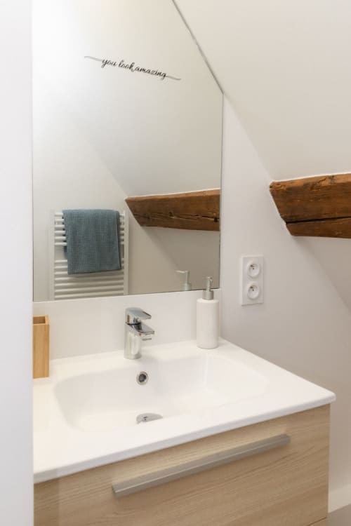 Lavabo moderne avec miroir aux Lodges de la Ferme de la Chaise, chambre d'hôtes à Saint-Antonin-de-Sommaire