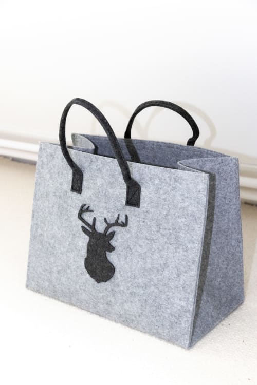 Sac cabas gris en feutre avec motif de tête de cerf noir et anses aux Lodges de la Ferme de la Chaise