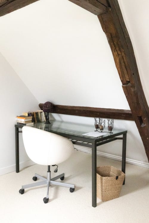 Bureau de la Chambre Cerf aux Lodges de la Ferme de la Chaise avec chaise blanche, livres et poutres en bois apparent