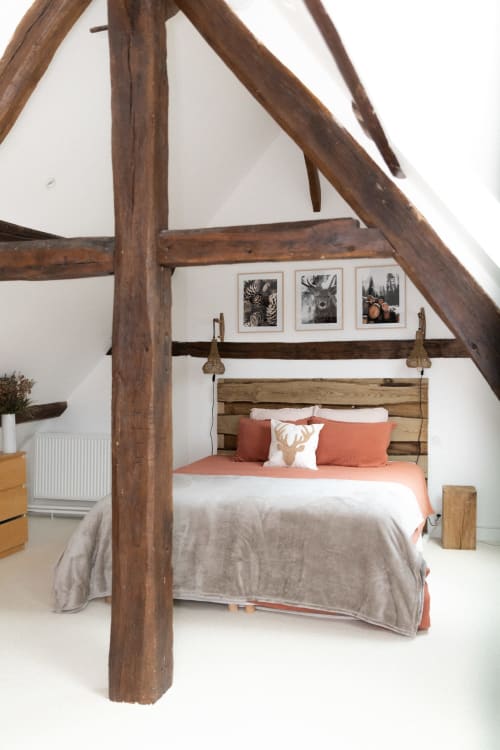 Lit à quatre colonnes en bois rustique avec literie corail dans la Chambre Cerf aux Lodges de la Ferme de la Chaise, gîte de charme en Bourgogne