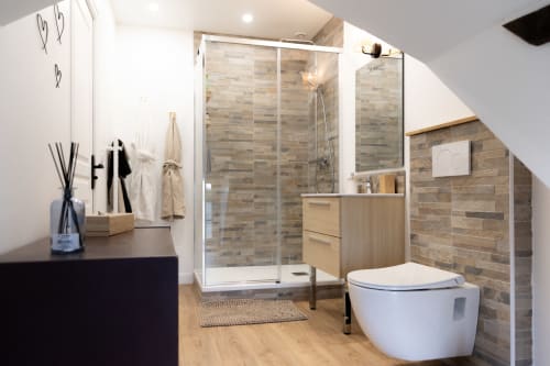 Salle de bains moderne aux Lodges de la Ferme de la Chaise avec douche à l'italienne, toilettes et vanité en bois