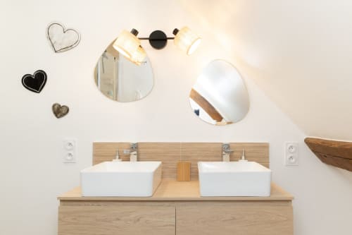 Salle de bain contemporaine à la Chambre Mouton, Lodges de la Ferme de la Chaise, avec deux vasques et miroirs ronds
