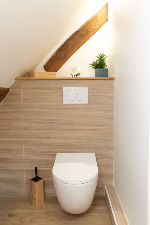 Salle de bain moderne à la Chambre Mouton, Lodges de la Ferme de la Chaise, avec toilettes blanches, finitions bois et design épuré