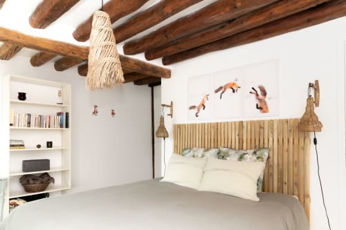 Chambre cosy aux Lodges de la Ferme de la Chaise avec poutres en bois, tête de lit rayée et décoration rustique de renard