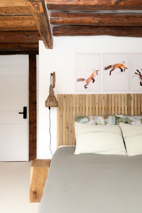 Chambre rustique aux poutres apparentes, art animalier et vue sur le jardin des Lodges de la Ferme de la Chaise