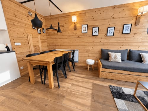 Appartement moderne aux boiseries contemporaines à Cosyarc Bourg-Saint-Maurice, avec table à manger, canapé et mobilier actuel