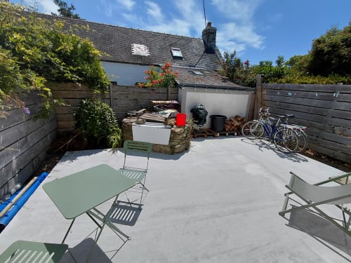Patio de jardin cottage à Loc'Maria Belle Île avec sièges, vélos et maison en pierre