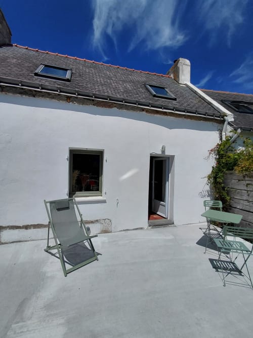 Maison de vacances blanche à la terrasse de Loc'Maria Belle Île, Sauzon, avec jardin et salon extérieur