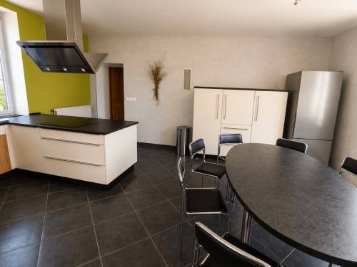 Modern kitchen and dining area in Le Grand Gîte cottage at Domaine de Beau Site, Peyrat-de-Bellac with cream cabinets and