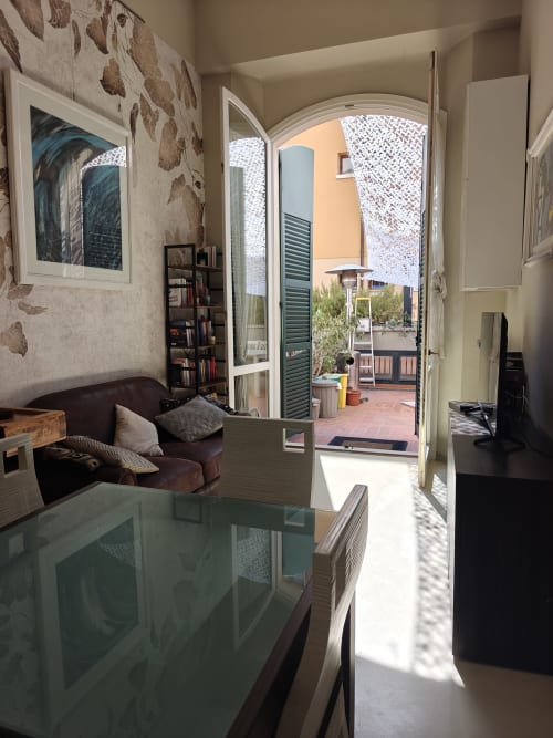 Soggiorno moderno dell'appartamento LHE Coco's Home a Cesena con accesso alla terrazza e vista sulla città