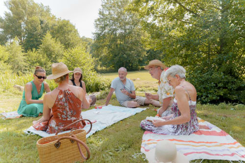 Groupe en pique-nique en plein air au Hameau de Céline B&B à Landes-le-Gaulois, France