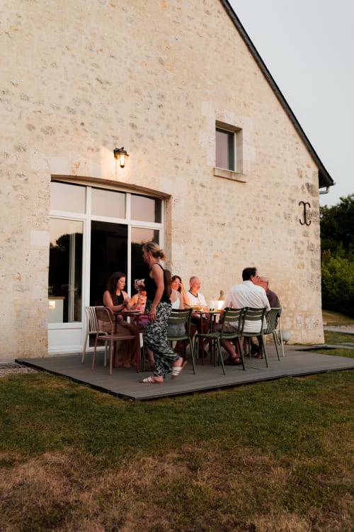 Des clients dînent en terrasse au Hameau de Céline, une maison d'hôtes française à Landes-le-Gaulois