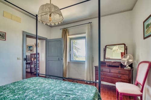 Camera con letto a baldacchino al Borgo Rinascimento B&B a Farnese con arredi d'epoca e pavimenti in cotto